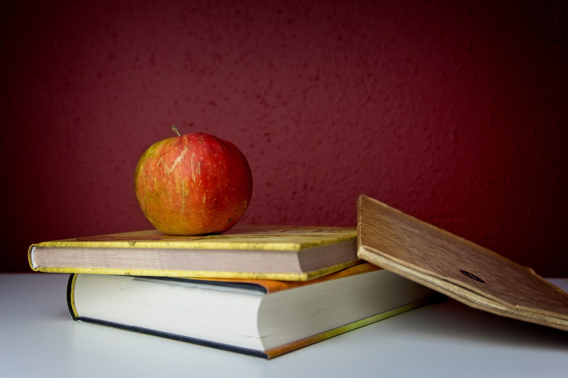 Apfel auf einem kleinen Stapel Bücher
